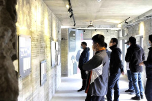 　響應馬祖國際藝術島，深入了解鄉土藝術及在地文化特色，連江縣警察局8日由局長郭順德帶領同仁實際走訪南竿地區各個展點。（圖：連江縣警察局）