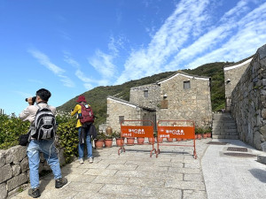 　芹壁南面山入口往日停滿機車（左圖），經設置活動車檔後亂象改善（右圖），遊客有更多空間駐足拍照。（圖／文：陳鵬雄）
