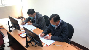 　縣府與國立台灣歷史博物館簽訂合作備忘錄，縣長劉增應、館長張隆志分別簽名並交換，象徵雙方開啟新階段更密切的交流與互助。（圖／文：曹重偉）