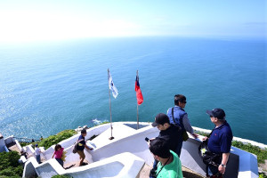 　離島國旅熱持續升溫，近來搭船到東引的旅客數是居高不下，燈塔等景點人氣滿滿。（圖／文：陳其敏）