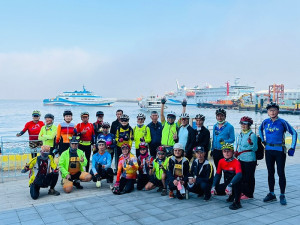 台中寶島騎跡自行車協會28人跨海騎遊,12日起展開馬祖5天4夜的全縣自由車環島之旅。(圖:李金龍提供)
