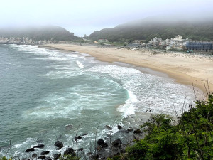 　長浪來襲。（圖與文：陳鵬雄）