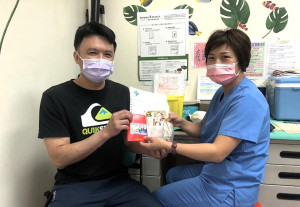 疫情升溫衛福局鼓勵軍民盡快完成接種,昨天共有69人施打,拿到贈送的商品卡都露出笑容。(圖/文:曹重偉)