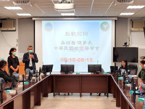 　確保空中醫療轉送安全完成，衛福局與中華民國航空醫學會共同舉辦離島空中醫療轉送訓練課程，培育在地醫療專業人力。（圖：連江縣衛福局）