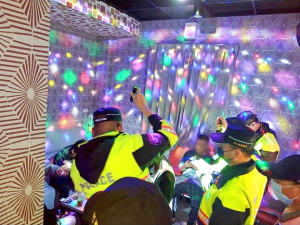 　縣警局13日會同衛福局、產發處等人員針對南竿視聽歌唱業者進行聯合稽查，發現有未打滿3劑唱卡拉OK情事，有7人遭開罰。（圖：連江縣警察局）