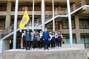 111年全國中等學校運動會(全中運),馬祖高中代表隊13日校長陳天賜授旗,鼓勵參賽選手努力爭取榮譽。(圖:馬祖高中)
