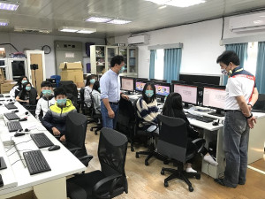 　本縣選手線上參加111年度全國貓咪盃SCRATCH競賽暨機器學習AI程式設計示範賽，教育處長陳冠人至中正國中小電腦教室為學生加油打氣。（圖／文：吳嘉榮）