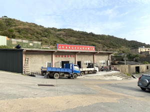 東莒猛澳碼頭候船室重建案已開始進行,為期兩年工期,臨時候船室位置為東莒港務站旁。(圖/文:蔡夢玲)