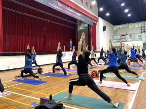 運動i台灣瑜珈有氧體適能體驗營16日南竿體育館舉行,林詠晴指導學員瑜珈動作。(圖/文:馮紹夫)
