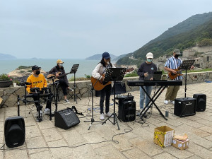 　海大馬祖校區熱音社北竿馬U音樂季第2場15日續在芹壁彈唱，用青春、陽光、熱情歡迎到北竿做客朋友。（圖：芹壁愛情海民宿咖啡）