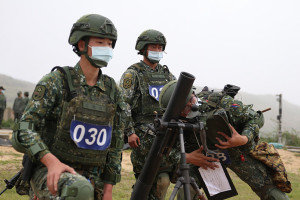 　官兵依程序及要領，完成架砲、射向賦予及迫砲射擊等動作。（圖：何文鈞）