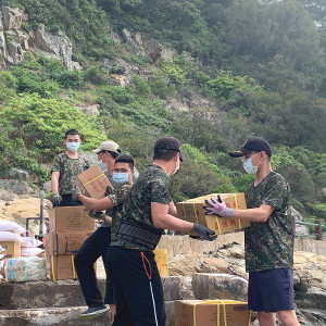 官兵於高登南沃港實施運補作業。(圖:林承翰)