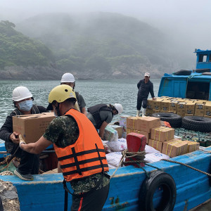 官兵齊心協力將物資搬運上島。(圖:林承翰)