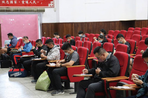 官兵返馬收假後,即集中管制實施快篩作業。(圖:黃柏健)