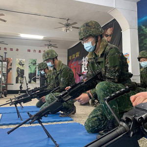 役男實際操作M249班用機槍,以熟稔武器特性。(圖:林承翰)
