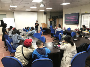 　親職教育－親子家庭共學活動透過繪本故事及手作課程，帶領家長和孩子共同學習成長。（圖／文：吳嘉榮）