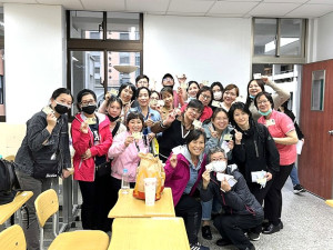 婦女會創意廚房-女力提升中餐丙級烹調考照輔導班圓滿落幕,16日在台北考照,到場參加的22位學員全數考取,氣氛歡樂。(圖:連江縣婦女會)