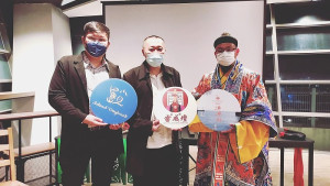 文化部《港港好》基隆、馬祖雙港對談16日講座,李宜華(山隴市場自治會會長、鐵板包子第3代)、陳柏儒(福澳華光大帝廟副主委、青年道士)應邀敘述分享。(圖:「小島旦」藝文團隊提供)