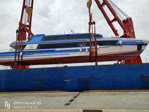 馬祖「南北之星二號」高速客輪17日由新加坡籍「蔚藍號」貨輪載運至台中港卸船。(圖:南北海運公司)