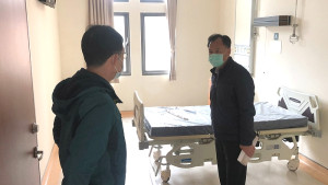　國內疫情蔓延，指揮中心指示縣醫及各鄉衛生所隨時準備接收病患；縣長劉增應前往縣醫現勘負壓隔離病房準備情形。（圖／文：曹重偉）