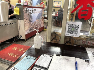 民間部分餐飲、小吃店20日開始取消內用,採外帶方式,有的店家除加強備置酒精等,也架起自動額溫器。(圖:馬祖日報)