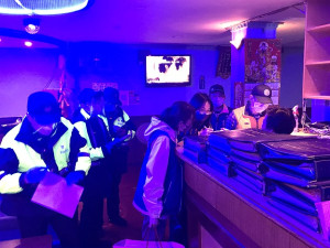 　產發處、警察局及消保官針對視聽歌唱相關業者展開聯合稽查，持續加強輔導落實防疫政策。（圖／文：吳嘉榮）