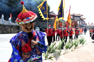 　2022媽祖聖誕慶祝系列活動開跑，馬祖境天后宮22日下午吉時進行清道儀式，今起活動照常舉行，歡迎遊客鄉親共襄盛舉，同沐神恩。（圖／文：曹重偉）
