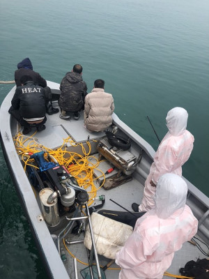 馬祖海巡21日在東引老鼠礁海域查獲扣押1艘大陸快艇涉嫌越界非法電魚。(圖:馬祖海巡隊)