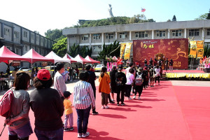 　媽祖聖誕表演活動許多遊客欣賞、氣氛熱鬧，下午開放遊客鄉親自由拜壽，參加者獲得由廟方提供的壽桃包及平安符，相當開心。（圖／文：曹重偉）