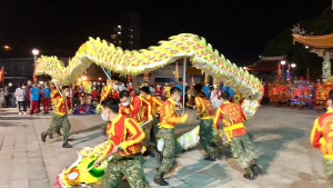 馬祖境天后宮媽祖聖誕遶境祈安,媽祖與眾神明金身出巡,馬港大街熱鬧非凡,雲台舞龍隊精湛演出博得滿堂彩。(圖/文:曹重偉)