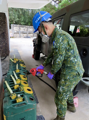 官兵執行油料補給作業。(圖/文:林政宇)