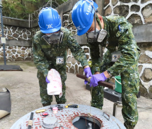 官兵實施油品檢測作業,以確保油料品質。(圖/文:林政宇)