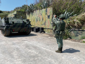 官兵透過教官的誘導及實際操作,逐漸熟悉各項指揮手勢。(圖/文:蔣宗明)