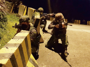 官兵以交互掩護方式,偵察行軍路線及警戒。(圖/文:劉興達)