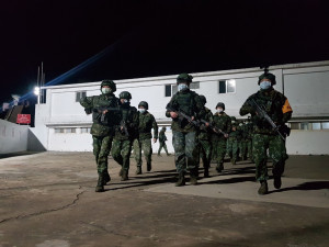 透過夜間武裝行軍訓練,藉以強化部隊夜戰能力。(圖/文:劉興達)
