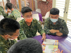 官兵運用休閒時間一同研討英文。(圖/文:黃朝瑋)