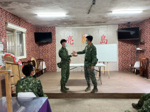 官兵以全英文方式互動會話。(圖/文:黃朝瑋)