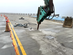 　塘岐污水管路受阻產生溢流惡臭問題，環資局啟動緊急搶修機制，馬鼻灣揚水井設置臨時抽水機。（圖／文：陳鵬雄）