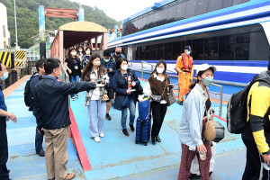 　又見霧鎖馬祖， 24日下午由「南北之星」2艘客輪接力，先後載運296人、269人踏上歸途，縣長劉增應、議長張永江前往碼頭關心。（圖／文：曹重偉）