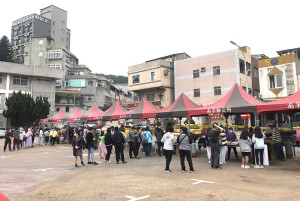 馬祖境天后宮2022媽祖聖誕系列活動24日圓滿落幕,第二天美食園遊會推出集點送紀念幣活動,許多攤位生意火熱,銷售一空。(圖/文:曹重偉)