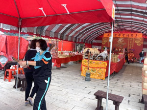 中隴1家廟供奉天上聖母擴大祝壽儀式,在山隴白馬王老廟前廣場祭祀、拜壽,善男信女共襄盛舉。(圖:馬祖日報)