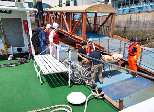 一名東引鄉親疑似中風,馬祖海巡隊執行島際後送伸援,任務圓滿達成。(圖:海巡署艦隊分署馬祖海巡隊)