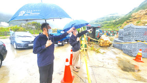 　地區27日清晨強降雨，縣長劉增應偕同副縣長王忠銘前往山海線道路、山坡勘查，了解處置狀況；環資局、消防局清理清水廣場。（圖：連江縣政府、曹重偉）