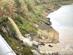 　27日清晨強降雨帶來大量地表水，北竿環島北路截流系統正常運作。（圖／文：陳鵬雄）