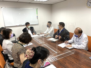 立委陳雪生27日邀集相關討論入境快篩,考量國內醫療量能有限,快篩政策難以啟動。(圖:立委陳雪生辦公室)