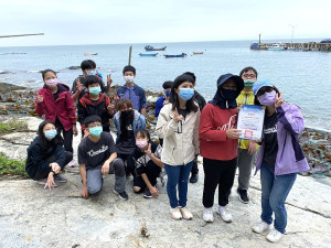 　中山國中師生前往橋仔漁村體驗海帶採收作業。（圖：王家凌提供）