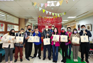 大同之家111年第1季期間陸續接獲來自各地各界的關懷與慰問,尤其感謝台電馬祖珠山分廠贈送長者關懷包及龍福旅行社愛心水果。(圖:連江縣大同之家)