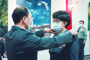 馬防部指揮官廖中將為政戰主任龔少將授階。(圖/文:杜育萱)