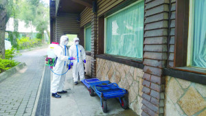 化學兵針對952營站實施消毒作業。(圖/文:陳柏村)