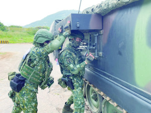 官兵實施戰鬥全裝載演練。(圖/文:何蕙圳)